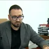 Administratorul Palatului CFR a făcut liceul la Arta Teatrală din Bârlad și jurnalismul la Hyperion. Câștigă cât un vicepremier