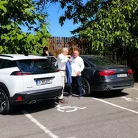 VIDEO Călin Georgescu, filmat când parca nu pe un loc rezervat persoanelor cu handicap, ci pe două