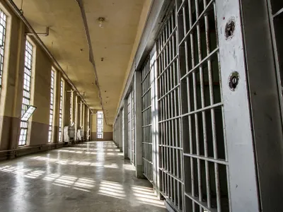 Ucigaș condamnat, nemulțumit de condițiile din închisoare: cere daune morale din cauza ploșnițelor
