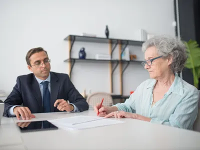 Ajutoare de urgență pentru pensionari în 2026: cine poate primi bani și unde trebuie depusă cererea
