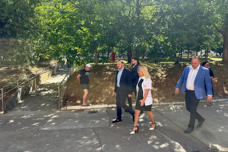 Trei nuci împiedică construirea unui spital (sursa: Facebook/Ministerul Sănătăţii - România)