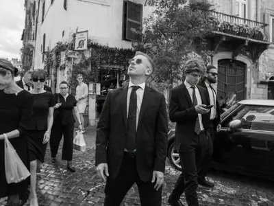 VIDEO Imagini virale cu premierul Ungariei, Peter Magyar, dansând pe străzile din Roma și plimbându-se pe Vespa