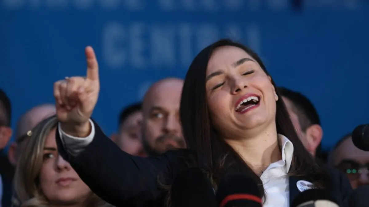 Suveranista Gavrilă acceptă mâna întinsă de Șoșoacă Foto: Inquam/George Calin