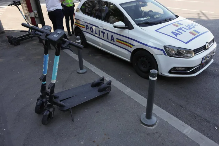 Un trotinetist a ucis o bătrână după ce a trecut pe roșu și a lovit-o în plin