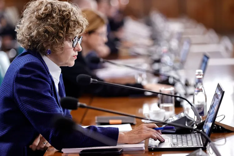 Oana Gheorghiu: „reforma” e ca tunelurile dacice, se vorbește mult despre ele, nimeni nu le-a văzut Foto: Facebook