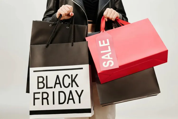 Black Friday poate dăuna imaginii brandului (sursa: Pexels/Max Fischer)