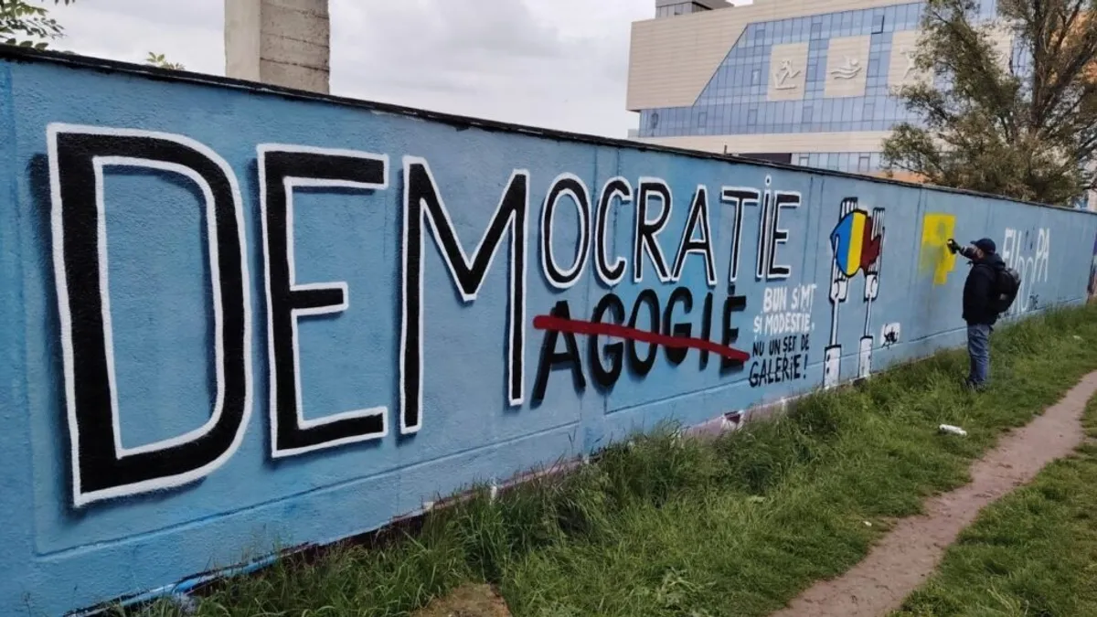 Artistul Perjovschi, mesaj civic pe zid (sursa: ziaruldeiasi.ro)