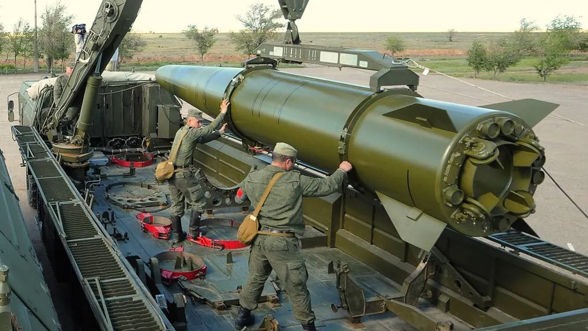 Rușii transportă rachete „Iskander” în Belarus (sursa: tass.com)