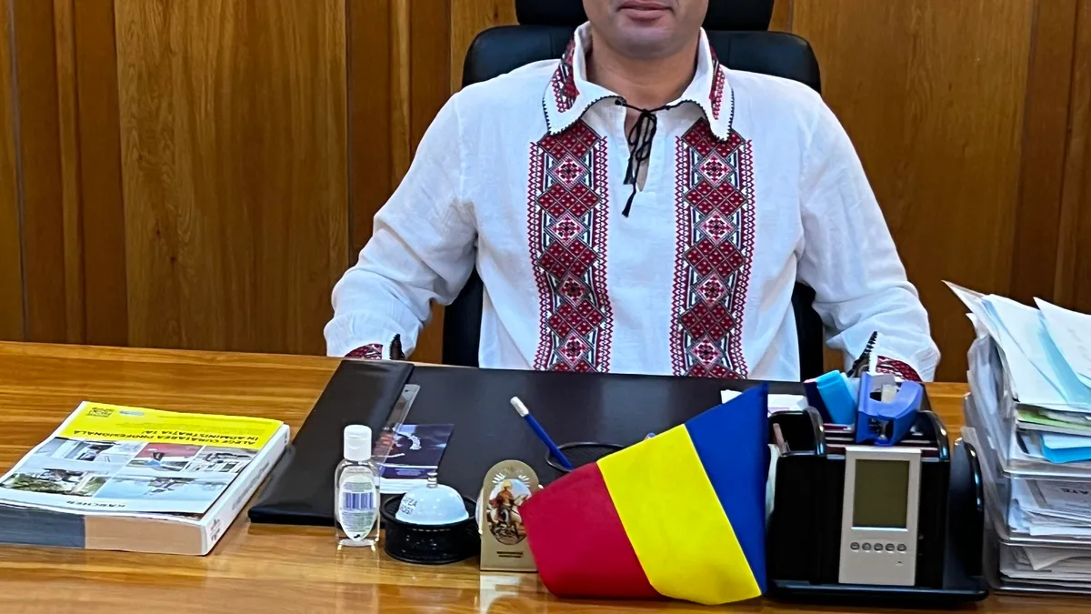 Primarul PSD din Crevedia ar fi fugit pe geamul primăriei Foto: Facebook