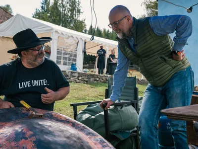 Kelemen Hunor invită bucureștenii la o bere rece și o discuție despre România Foto: Facebook