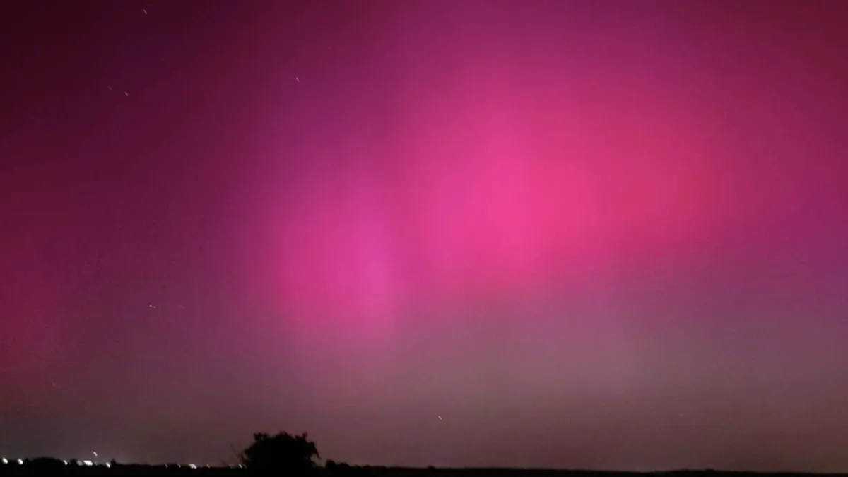 Aurora boreală a coborât peste România (sursa: Facebook/Adrian Sonka)