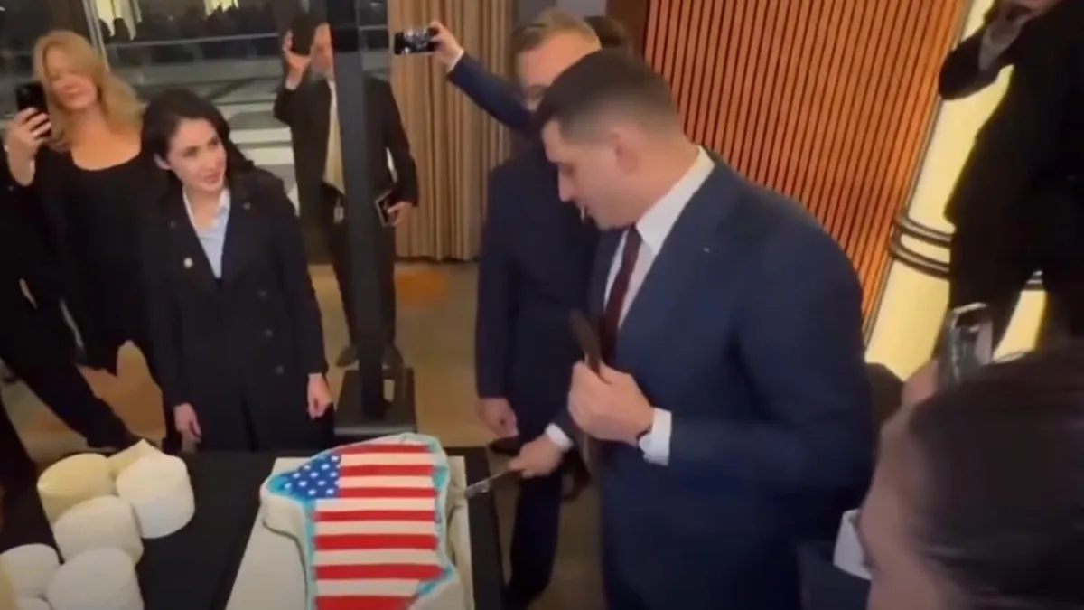 Șoșoacă îl critică pe Simion pentru tortul Groenlanda (sursa: Facebook/Marco Badea)