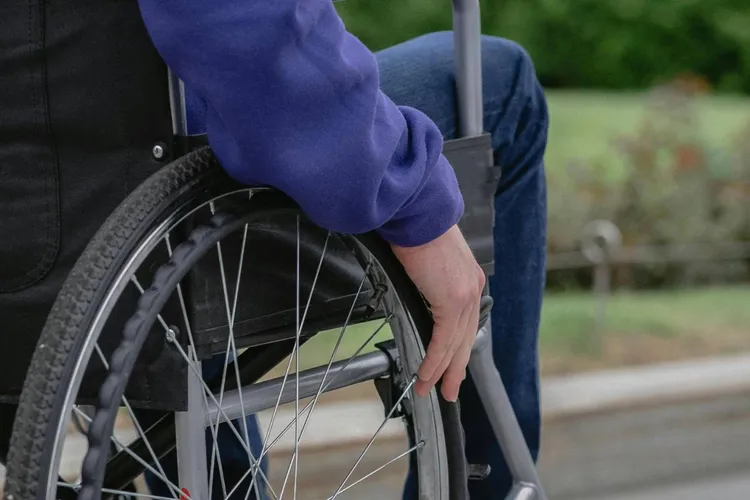 Sute de certificate de handicap anulate (sursa: Pexels/SHVETS production)