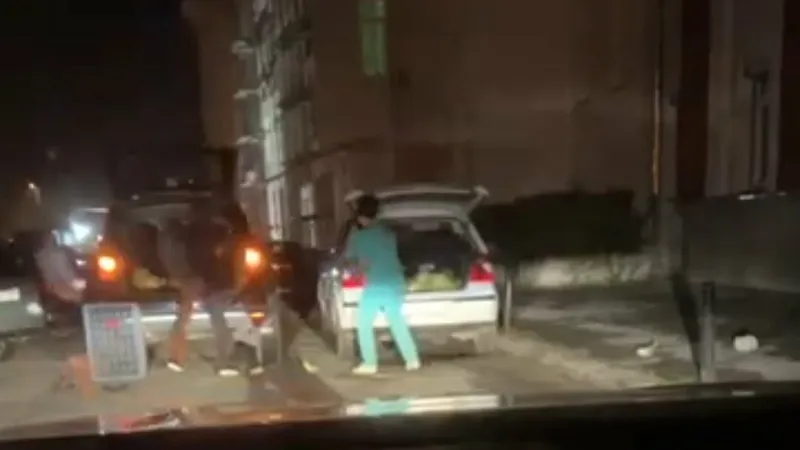 Infirmieră de la SJU Târgu Jiu, surprinsă încărcând varză într-o mașină Foto: Captură video