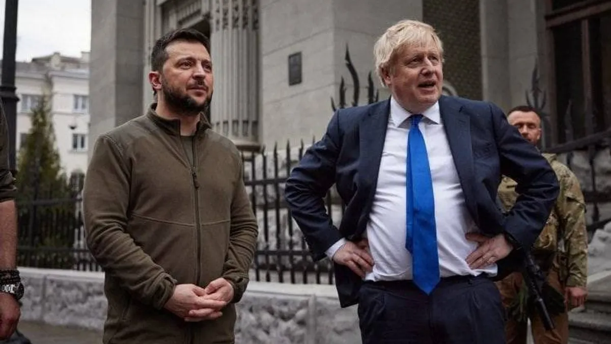 Boris Johnson a condus licitația la care s-a vândut hanoracul lui Zelenski Foto: Twitter