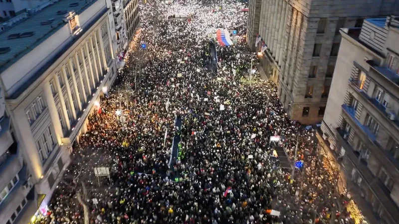 Mii de sârbi protestează contra corupției (sursa: X/Jakub Bielamowicz)