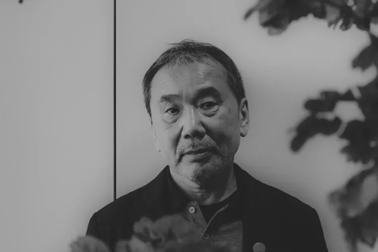 Haruki Murakami primește o diplomă onorifică (sursa: Facebook/Haruki Murakami)