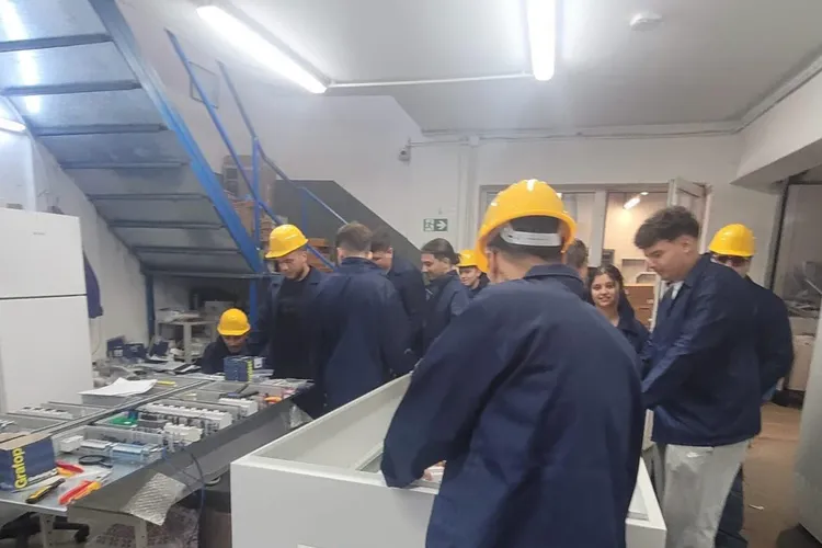 Liceele tehnologice ar putea deveni o opțiune de carieră: firmele, implicate direct în pregătirea elevilor