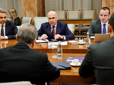 Bolojan le-a arătat primarilor, cu date, că fie eficientizează primăriile, fie urmează desființarea Foto: Facebook Guvernul României