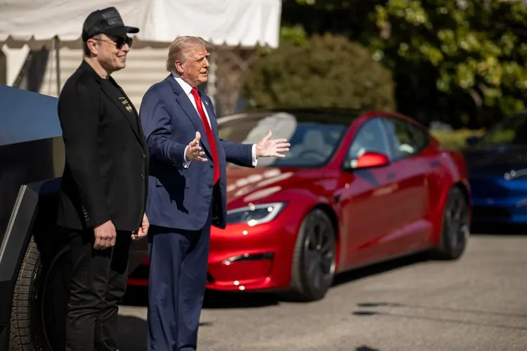 Trump relaxează taxele pentru industria auto (sursa: Facebook/The White House)