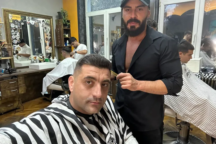 George Simion nu are card şi îşi ia banii cash Foto: Facebook