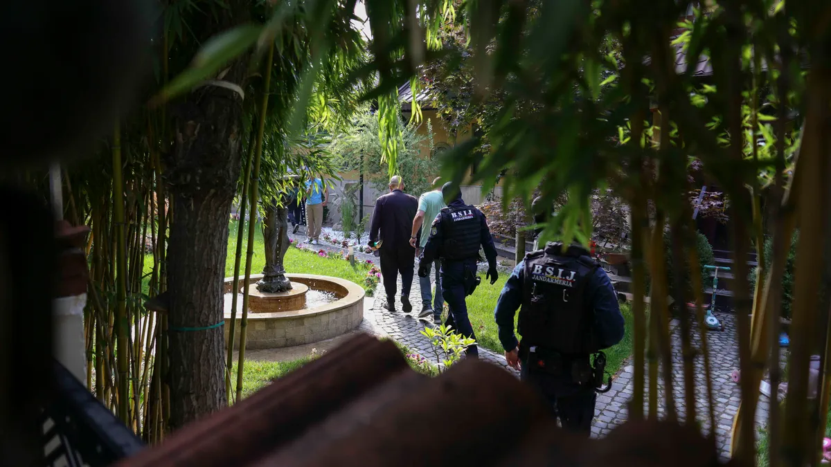 Luxul în care locuiește bugetarul Piedone, surprins în câteva fotografii de la momentul percheziției Foto: Inquam/Octav Ganea