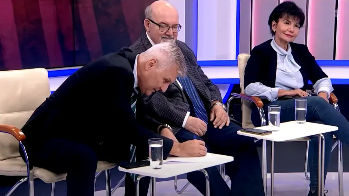 Senatorul PSD semnând că nu va vota Guvernul din care urmează să facă parte