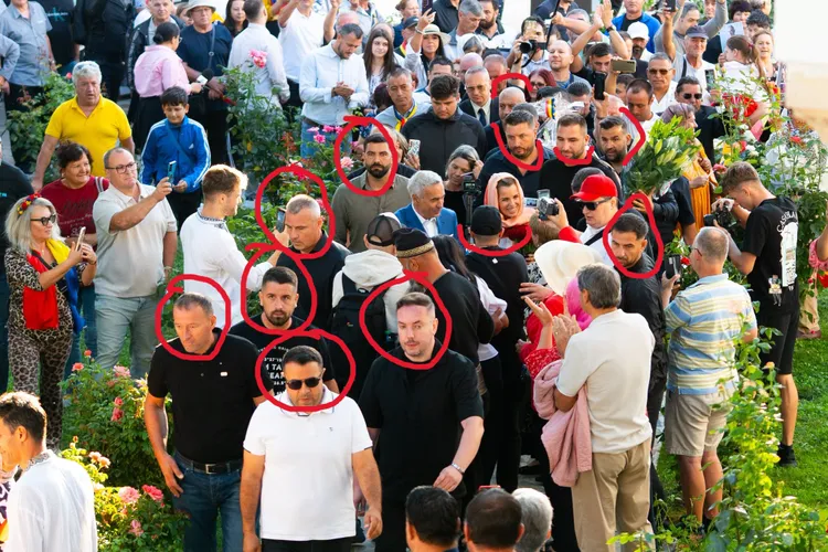 FOTO Călin Georgescu și soția, la biserică, înconjurați de vreo 12 gealați, în rol de bodyguarzi. Nicușor Dan și familia, cu 3-4 gărzi, în Făgăraș