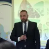 Conducerea aeroportului Otopeni, cel mai bine plătită din Europa, raportat la salariul național. Șef peste aeroport, un client PSD care-și dă masteratul în Teologie