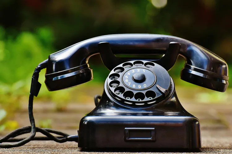 Cine mai utilizează telefonul fix (sursa: Pexels/Pixabay)