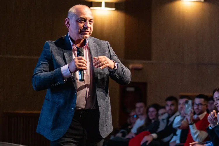 Cîrstoiu spune că sunt „grupuri de interese” care l-ar împinge să renunțe Foto: Facebook