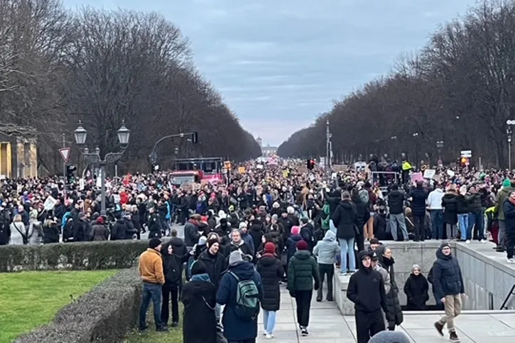 Berlinezii protestează contra coaliției cu AfD (sursa: X/Zentrum für Politische Schönheit)