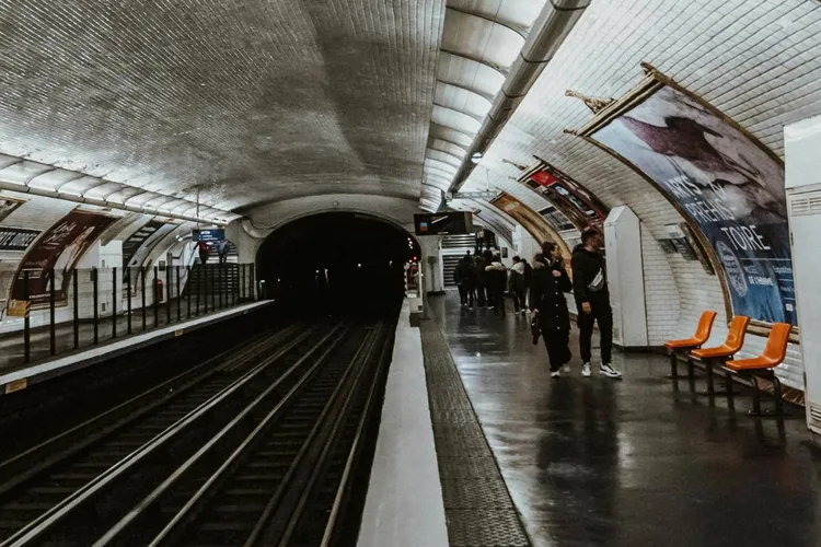 Atacatorul din metroul parizian, ordin de deportare (sursa: Pexels/Masood Aslami)