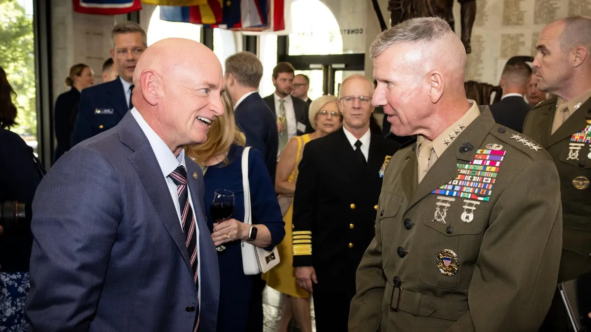 Război la Pentagon, căpitan în rezervă, retrogradat (sursa: X/Senator Mark Kelly)