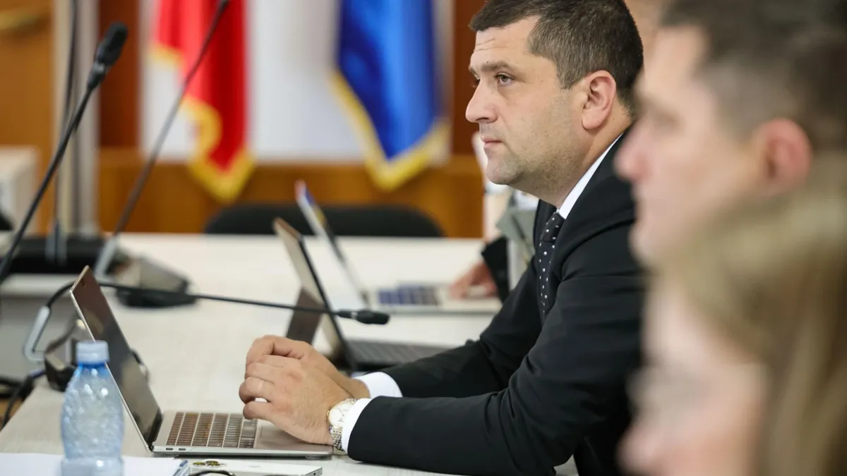 Salarii astronomice în companii de stat “de care multă lume n-a auzit“, cu directori numiți politic, spune ministrul Radu Miruță Foto: Facebook