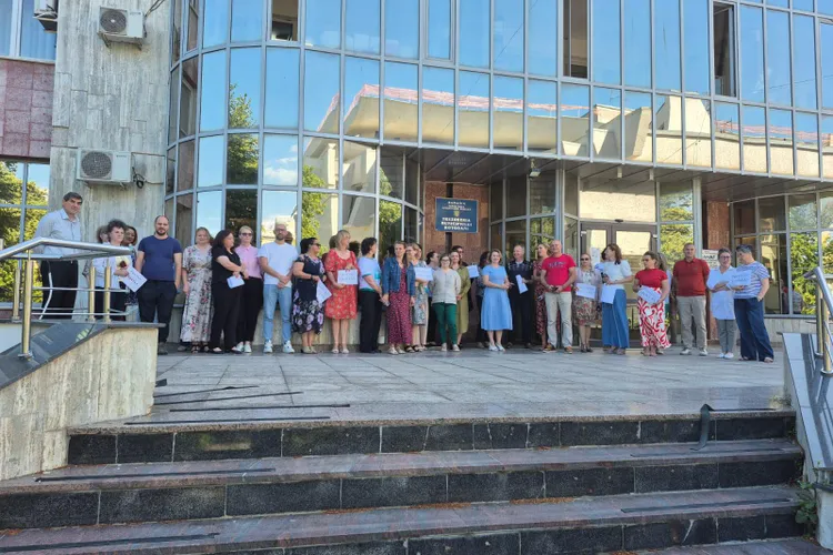Salariul mediu din administrație și apărare continuă să crească, salariul pe economie scade
