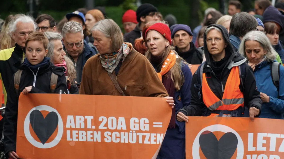 "Ultima generație" a mânjit Constituția germană (sursa: letztegeneration.de)