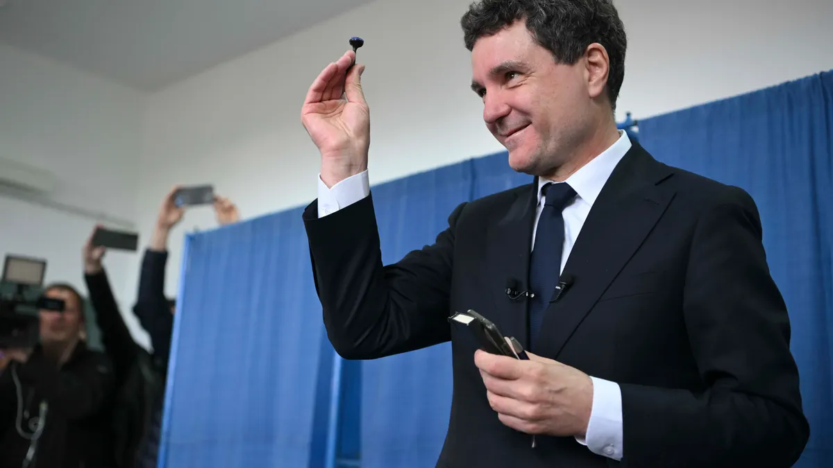 Nicușor Dan va obține 56-57% din voturile din România Foto: Inquam/Alex Nicodim