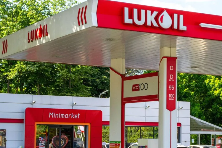 KazMunayGas și Lukoil continuă colaborarea (sursa: Facebook/LUKOIL Romania)
