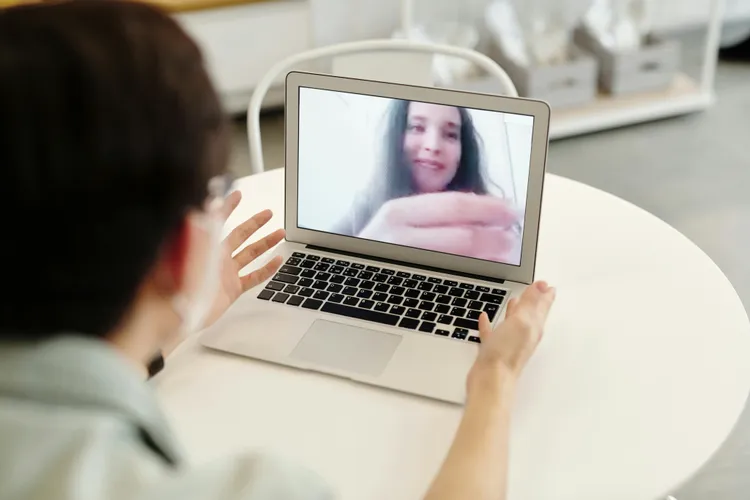 Fosta iubită, șantajată pentru videochat (sursa: Pexels/Edward Jenner)