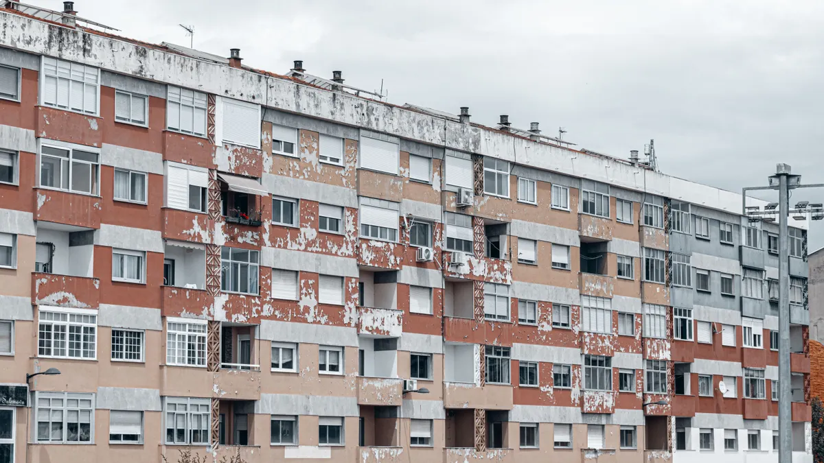Fațada deteriorată a unui bloc de apartamente