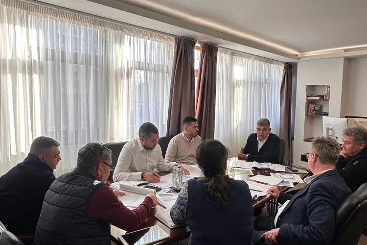 Ciolacu, desființat, după ce a anunțat pe Facebook că revenit la lucru după concediul din Vietnam, cu Sorina Docuz Foto: Facebook