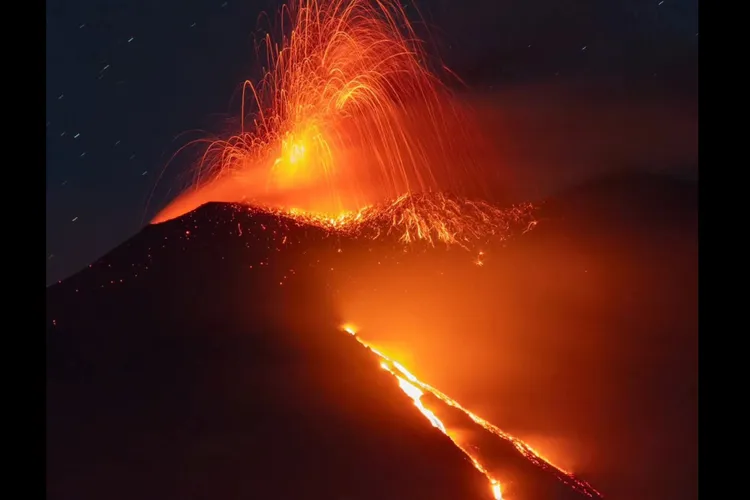 Vulcanul Etna a erupt din nou (sursa: Facebook/Travel Sicily)