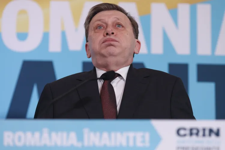 Crin Antonescu s-a angajat în fața Securității să-l influențeze „pozitiv” pe prietenul său Foto: Inquam/George Calin