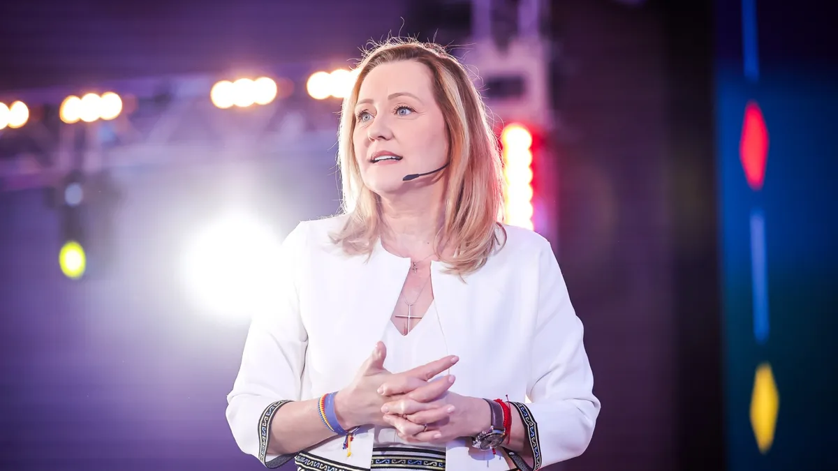 Lasconi, avans față de Marcel Ciolacu (sursa: Facebook/Elena Lasconi)