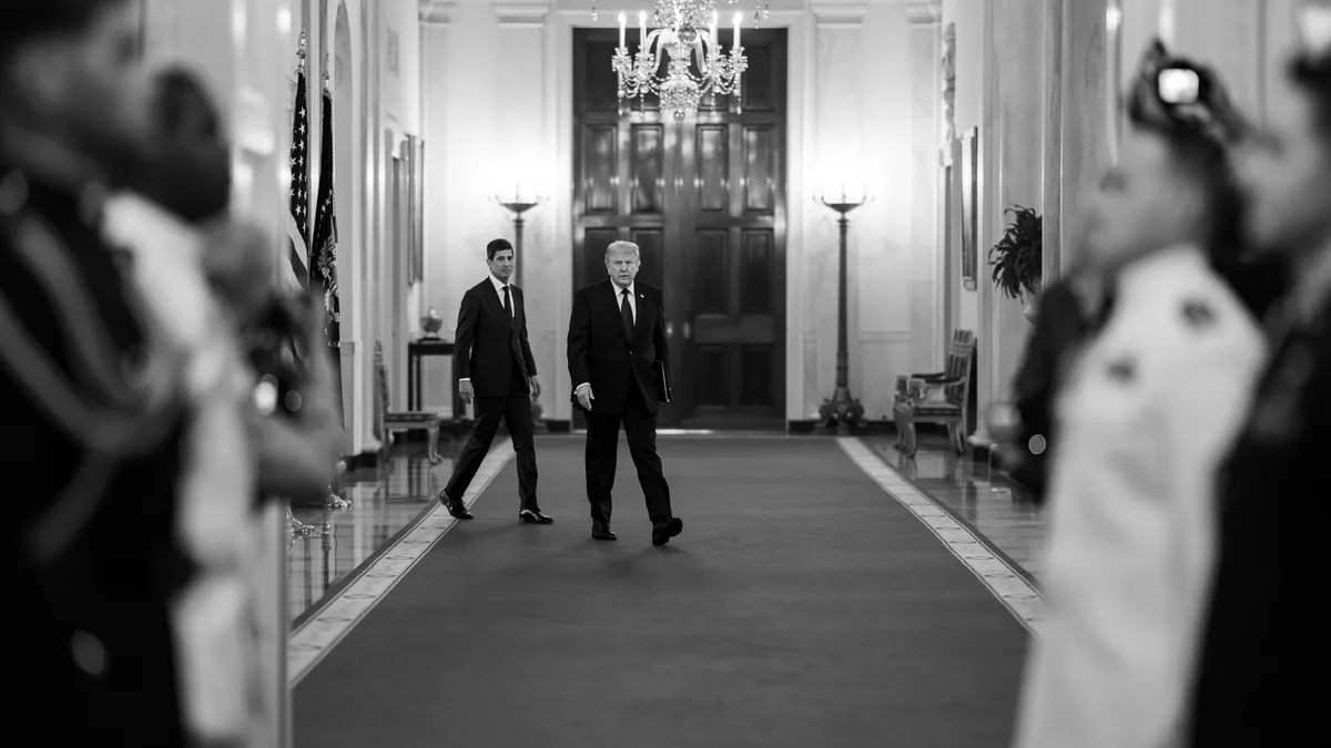Președintele Trump mai studiază acordul convenit de negociatorii săi cu Iranul Foto: Casa Albă