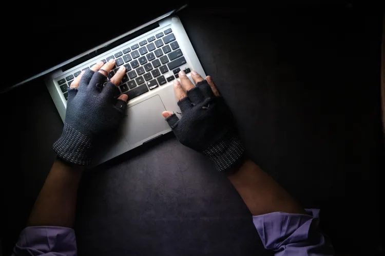 S-a trezit dator peste noapte: un escroc i-a furat identitatea cu date de pe internet și a făcut credite pe numele lui