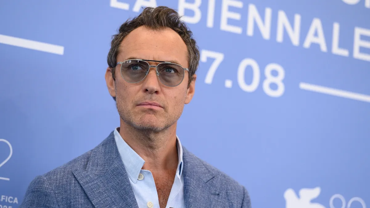 Jude Law, interpretându-l pe Vladimir Putin (sursa: Facebook/La Biennale di Venezia)