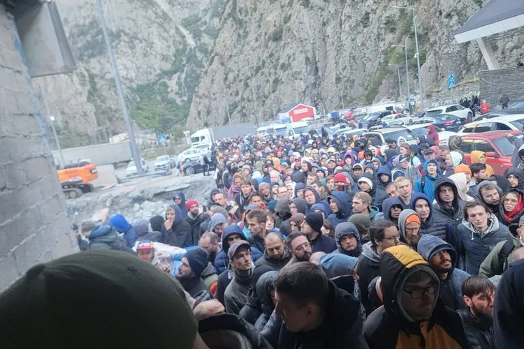 Aproape un milion de ruși au fugit din țară  Foto: twitter