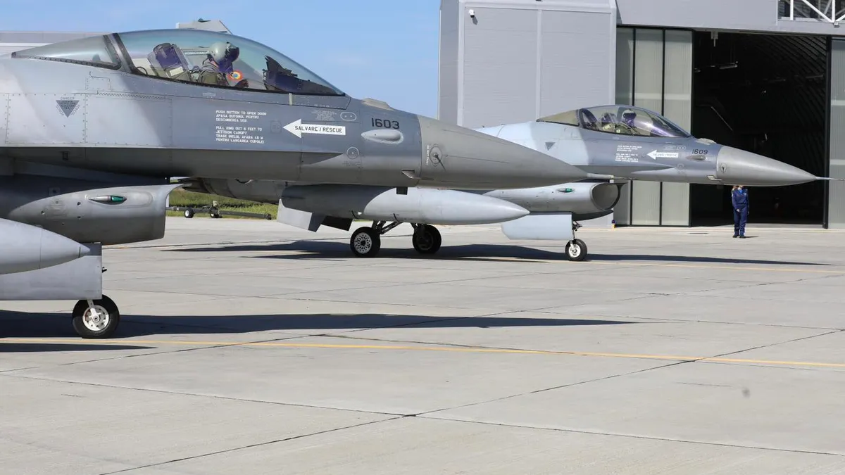 Oficial: piloți ucraineni, instruiți în România (sursa: Facebook/Forţele Aeriene Române)